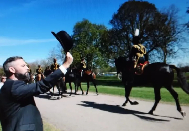 Un hombre rinde homenaje al paso del féretro del duque de Edimburgo, en Windsor (Reino Unido). Foto: EFE.