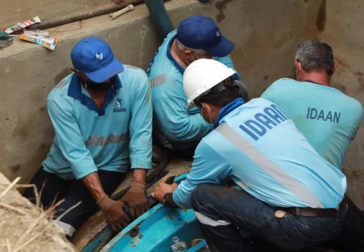 Técnicos del Idaan continúan con las maniobras en la línea de conducción de 66". Foto:Cortesía