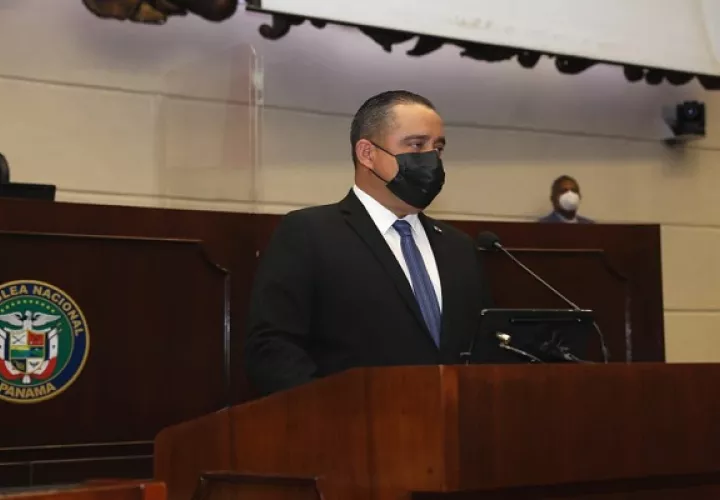 Marcos Castillero lamentó el fallecimiento de  más de seis mil panameños. Foto: @@asambleapa ·