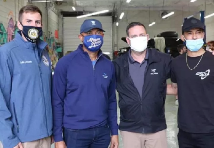 Mariano Rivera, junto a su hijo, y otros ejecutivos de la zona. Hudsonvalleypost