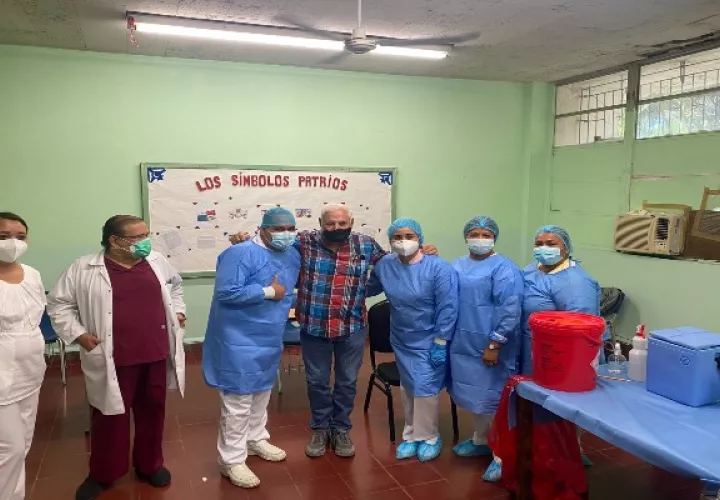 El pasado miércoles 10 de marzo el ex mandatario recibió la primera dosis. Foto: Twitter, Ricardo Martinelli.