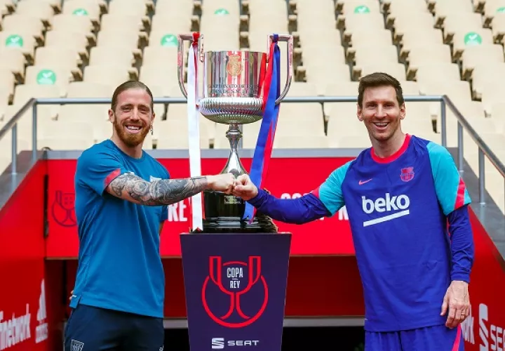 Iker Muniain del Athletic y Messi con la Copa del Rey. Foto:EFE
