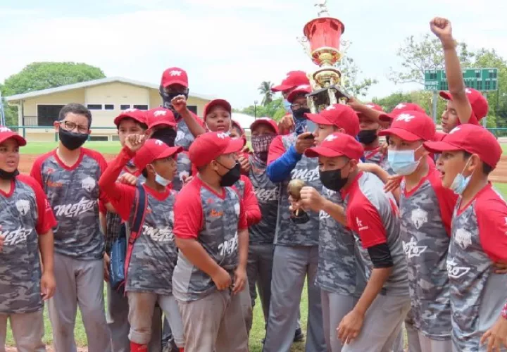 Integrantes del equipo metropolitano festejan luego de coronarse en tierras coclesanas. Foto: Fedebeis