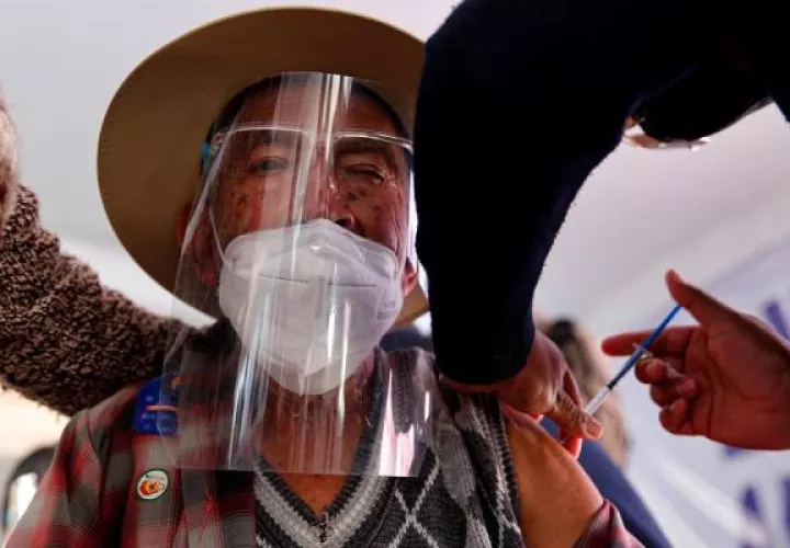 Un adulto mayor es vacunado contra la covid-19 durante una jornada de inmunización, el 7 de abril de 2021 en la localidad de San Martín de las Pirámides, en el Estado de México (México). 