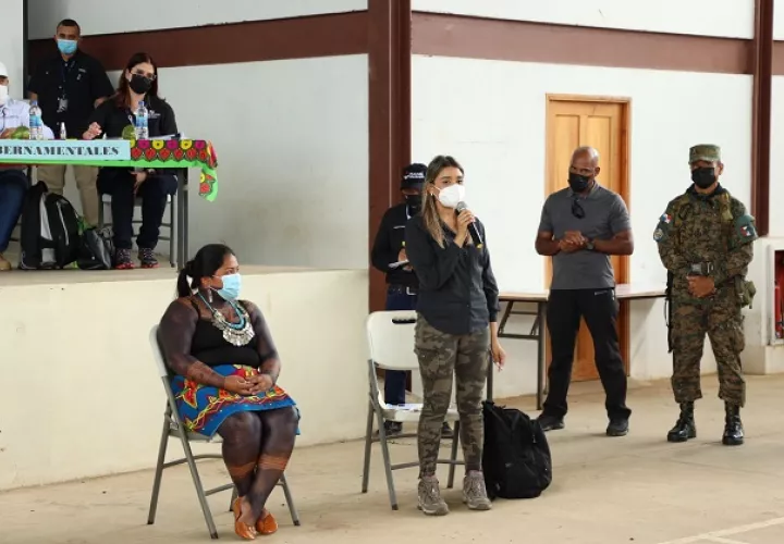 La viceministra Daniela Martínez López  explicó que en el Miviot se desarrollan, actualmente, los planos para estas viviendas, las cuales serán construidas a través de la Dirección de Mejoramiento Habitacional. Foto cortesía