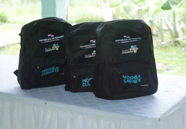 Se entregaron tres mochilas de forma simbólica de las 386 que les corresponden a niños (as) de escasos recursos de la provincia coclesana.