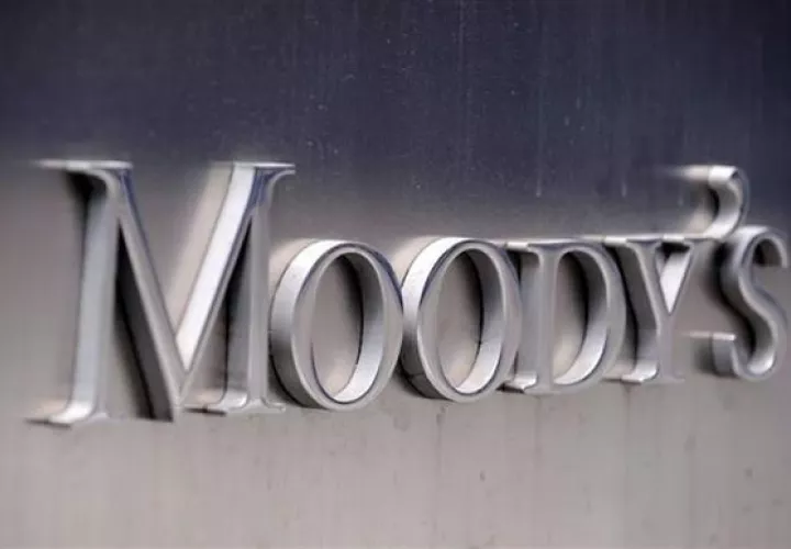 Logo de la agencia de calificación Moody's en la fachada de su sede en Nueva York (EEUU). 