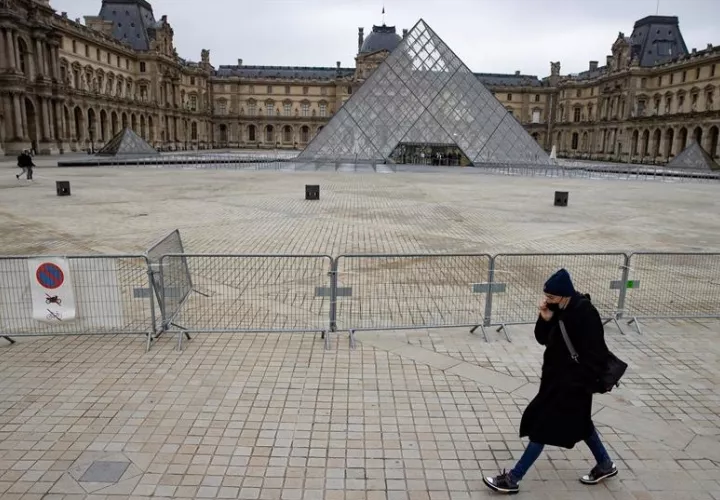 El Museo el Louvre de París es uno de los tantos afectados en el mundo. EFE