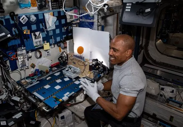 Fotografía cedida por la NASA donde aparece el astronauta estadounidense Victor Glover, de la tripulación de la llamada SpaceX Crew-1 mientras trabaja en la Estación Espacial Internacional. Foto: EFE