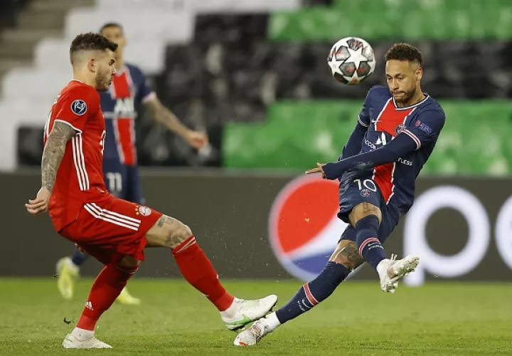 Neymar (dcha.), del PSG, estrelló el balón en dos ocasiones contra los palos. Foto: EFE
