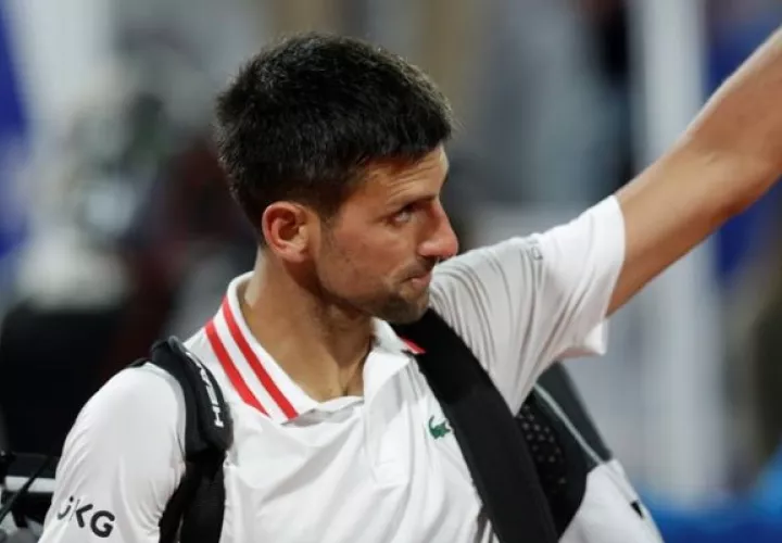 Novak Djokovic, decepcionado tras perder ante el "fenomenal" Aslan Karatsev. Foto: EFE