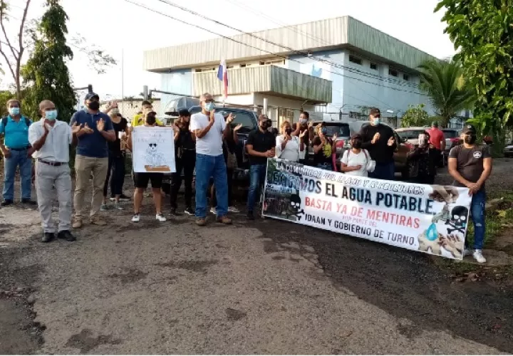 Residentes de la comunidad de El Llano se cansaron de las promesas y protestaron frente al Idaan. Foto: Eric Montenegro