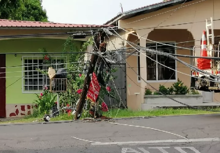 La empresa eléctrica encargada del área trabaja para reemplazar los postes y la línea eléctrica. Foto: Eric Montenegro