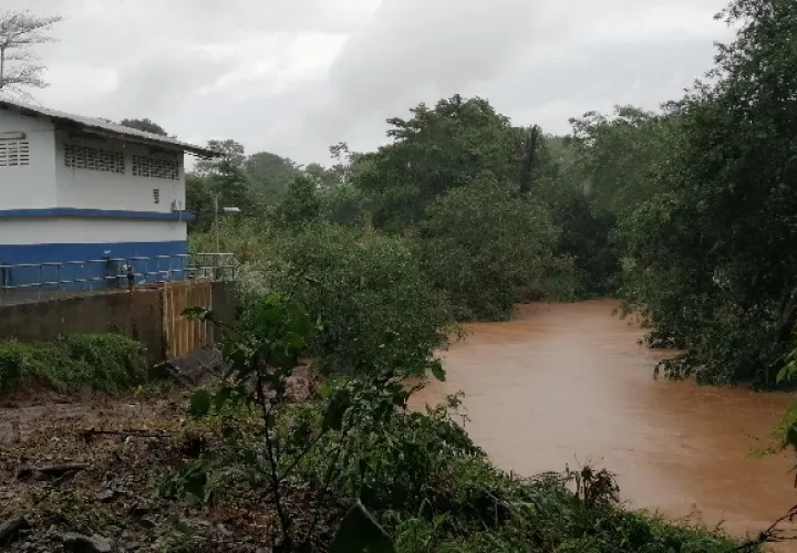 Los niveles de turbiedad que registran ambos ríos es consecuencia de las intensas lluvias registradas en los últimos días, según informó el Idaan. Foto: Eric Montenegro