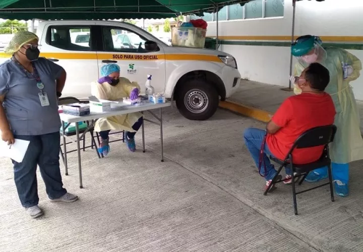 Personal de salud se mantiene hoy en los puestos de hisopados en Los Santos, con el fin de encontrar personas asintomáticas por coronavirus. Foto: Cortesía Minsa