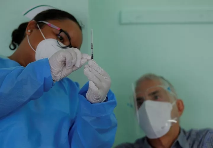 Hasta la fecha se han aplicado un total de 565,471 dosis de la vacuna contra la covid-19 en Panamá. Foto: EFE