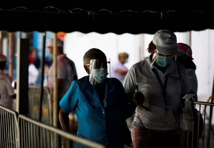 Muchos adultos mayores de 60 años en Panamá ya recibieron la segunda dosis de la vacuna de Pfizer contra la covid-19. Foto: EFE