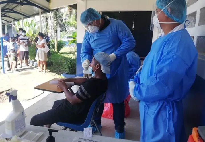 Personal de salud aplicó 8,556 pruebas nuevas de contagio de covid-19 en las últimas 24 horas en Panamá. Foto: Cortesía Minsa