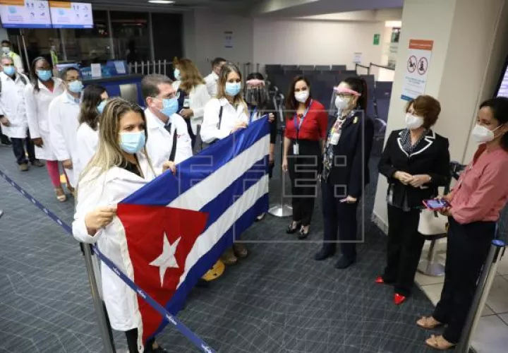 Los 122 especialistas forman parte de un grupo de 230 profesionales cubanos que llegaron a Panamá en diciembre pasado. Foto: EFE