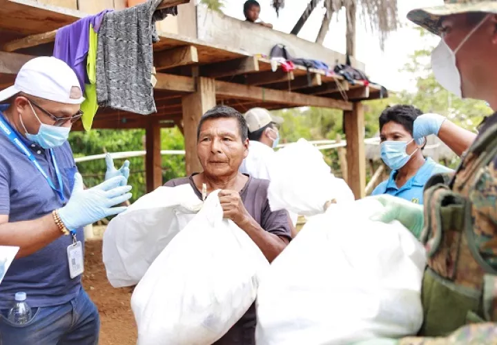 Las bolsas con comida se entregan en las áreas de difícil acceso. Foto: Cortesía Presidencia