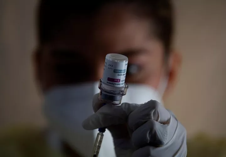 Una enfermera prepara una dosis de la vacuna de AstraZeneca contra la covid-19 en Panamá. Foto: EFE