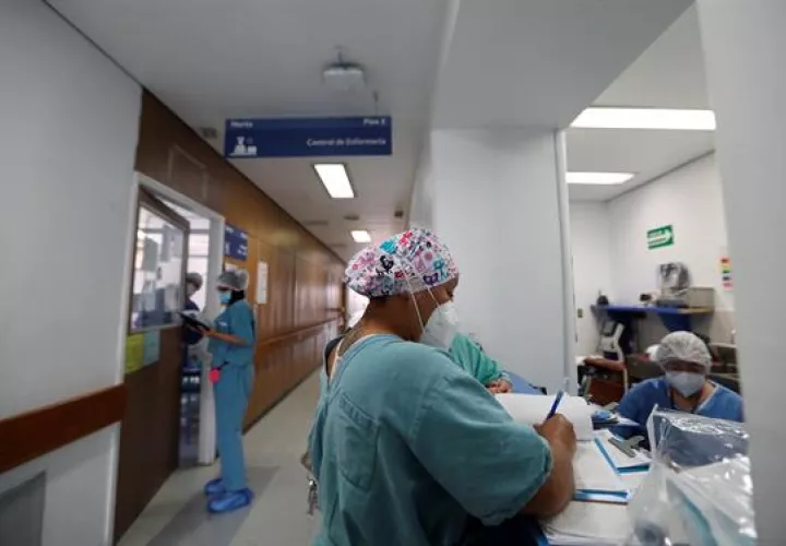 Personal médico trabaja en el hospital Juárez en Ciudad de México (México).