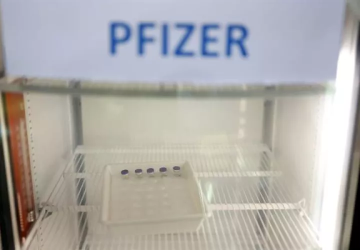 Dosis de la vacuna de Pfizer en un refrigerador. 