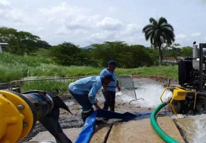 Trabajadores del Idaan tratan de solucionar problema que redujo la producción de agua potable en la Planta Potabilizadora de Chilibre.Trabajadores del Idaan tratan de solucionar problema que redujo la producción de agua potable en la Planta Potabilizadora de Chilibre.
