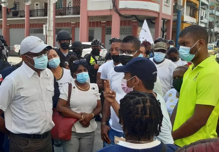 El vicegobernador de Colón, Jorge Villanueva, atendió a los manifestantes. Foto: Diómedes Sánchez 