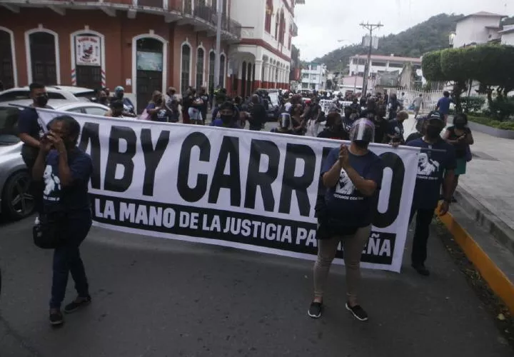 Miembros de Realizando Metas protestan contra intimidación política. 