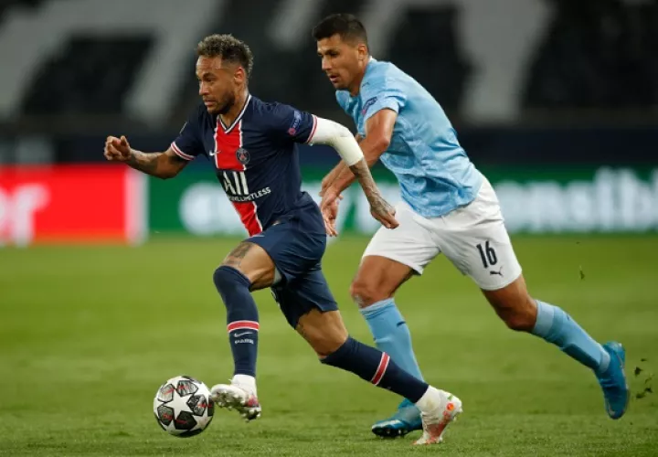 Neymar Jr. (izq.)  del PSG y Rodri del Manchester City en las semifinales de la Champions League. Foto:EFE