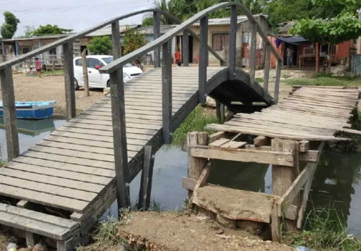 Puentes, mesas de pícnic, gazebos y casas son algunas de los mobiliarios que construye la Fundación Botellas de Amor. Foto: Cortesía