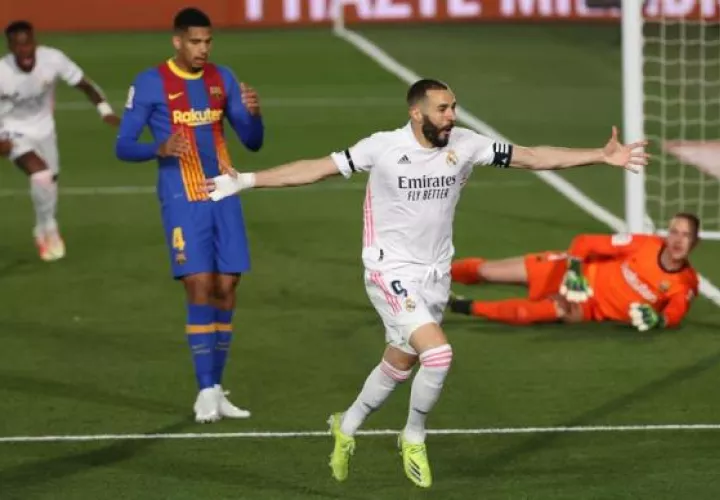 El delantero del Real Madrid, Karim Benzema, celebra su gol, primero del equipo ante el FC Barcelona.