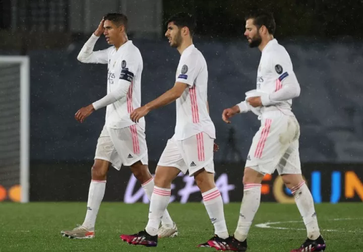 Los jugadores del Real Madrid, el francés Raphael Varane, Marco Asensio y Nacho,luego del partido ante Chelsea: Foto:EFE