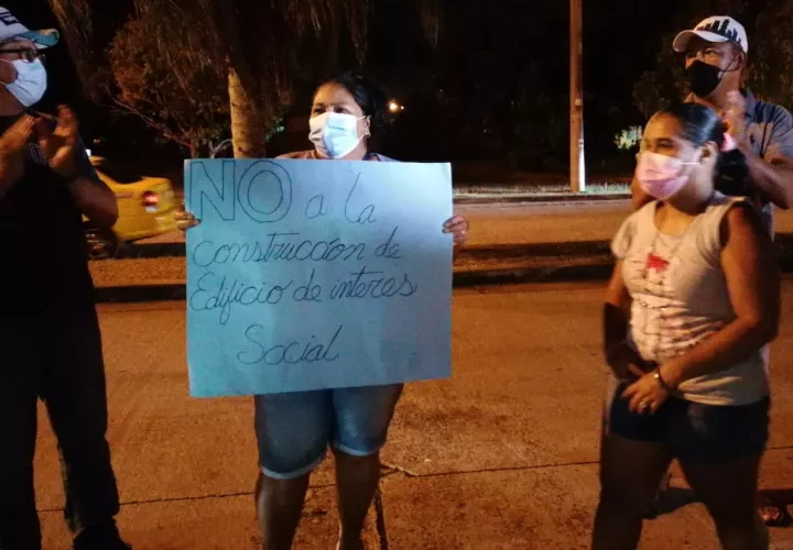 También se manifestaron a orillas de las calles portando pancartas. Foto: Eric A. Montenegro