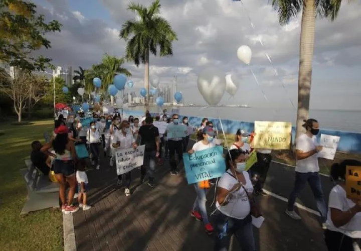 Padres de familia marchan mientras piden el regreso presencial de los estudiantes
