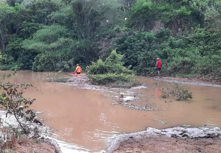 El Sinaproc envió varias unidades y equipo de rescate a la zona inundada. Foto: Eric A. Montenegro