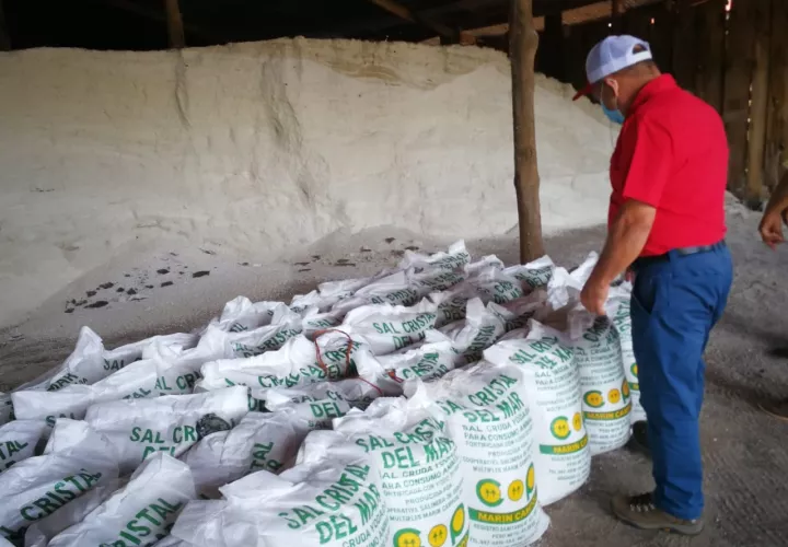 Los primeros quintales de sal cruda serán distribuidos a los ganaderos del país. Foto: Eric A. Montenegro