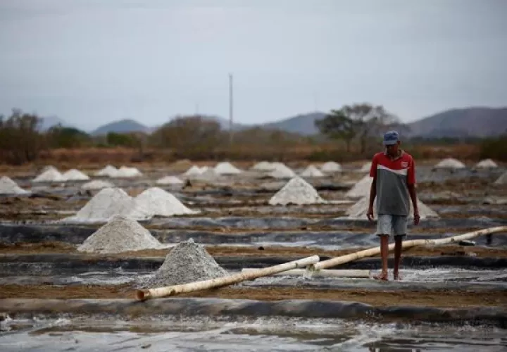 Julio Pinzón González, un salinero de 75 años, trabaja en una zafra en las salinas de Aguadulce.