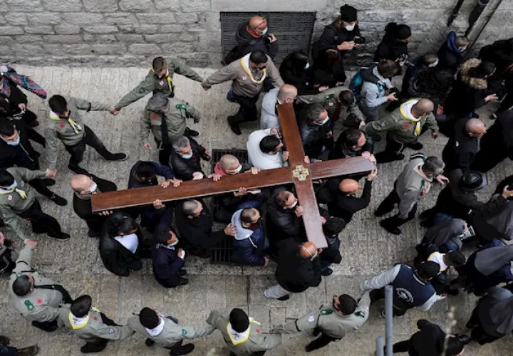 Fieles en Jerusalén siguieron los pasos del Calvario de Jesús, desde la iglesia de la Flagelación hasta la basílica del Santo Sepulcro. Foto:EFE
