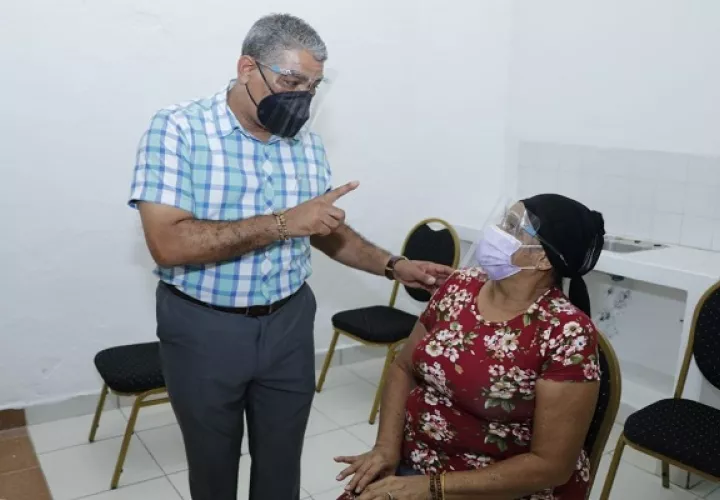 El ministro Luis Sucre negó que se hayan incumplido con los acuerdos. Foto: Cortesía Minsa