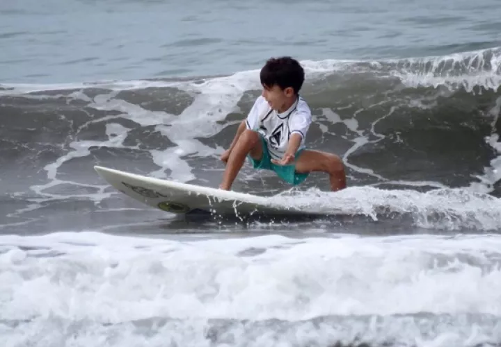 Los chicos disfrutaron de las olas. Fotos de Javiera Mora