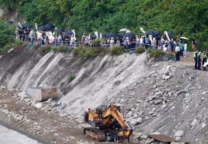 Familiares de las víctimas rezan en el escenario en el que se produjo el descarrilamiento del tren "Taroko Express"