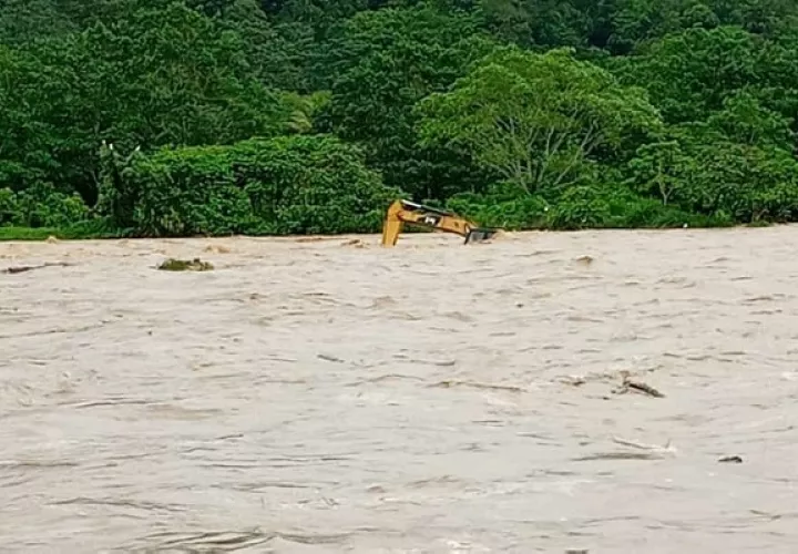 Las fuertes lluvias han causado la obstrucción de varias tomas de agua cruda. Foto: Idaan