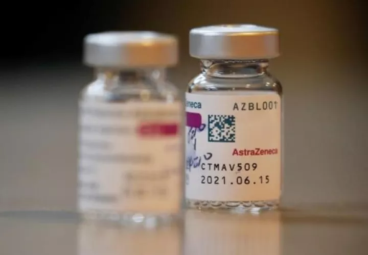 Algunos panameños sienten temor de colocarse la vacuna de AstraZeneca ante las reacciones adversas. Foto: Archivo.