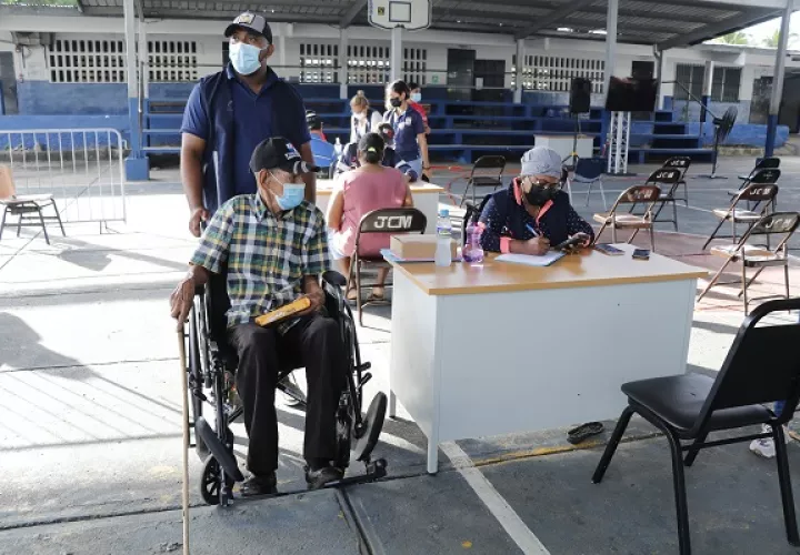  En la escuela Ciudad Jardín de Las Mañanitas se han vacunado 1,440 personas en dos días.