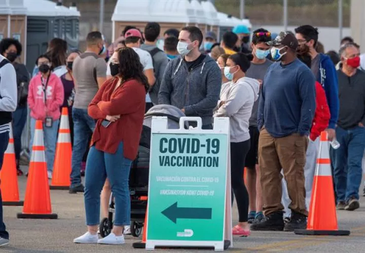 La gente hace fila para recibir la vacuna contra la covid-19 en el sitio de vacunación de FEMA en Miami-Dade, el 5 de abril de 2021.