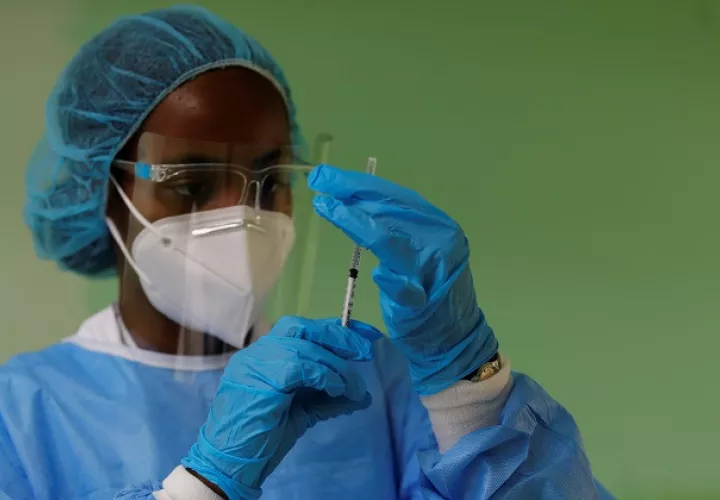Una enfermera prepara una jeringa con la vacuna de Pfizer contra la covid-19 en Panamá. Foto: EFE