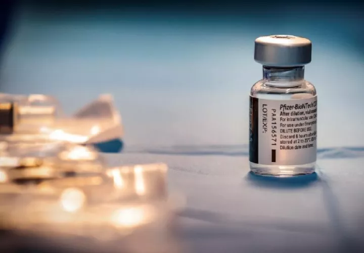 El estudio divulgado por Pfizer mostró que su vacuna parece funcionar de manera similar contra la variante del virus mayoritaria en Sudáfrica. Foto: EFE