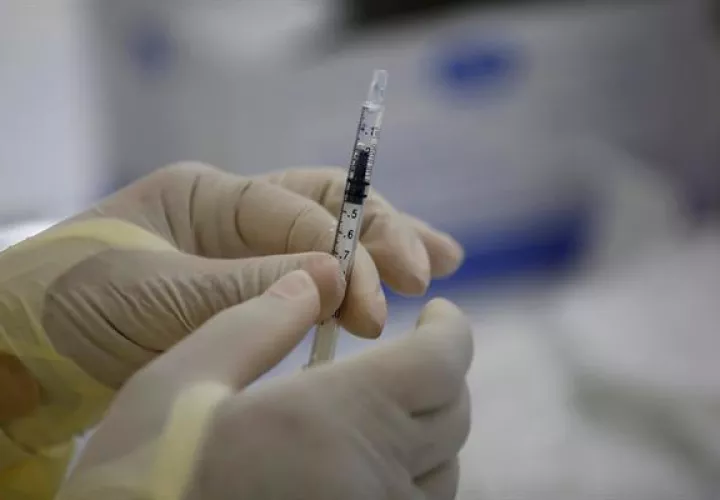 Se han inyectado más de 5 millones de dosis de Moderna y solo se han notificado dos casos de trombosis. EFE